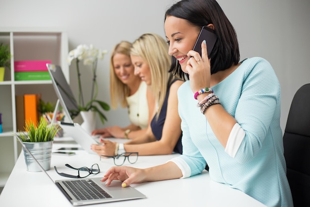 Verkaufsteam, das im Büro arbeitet