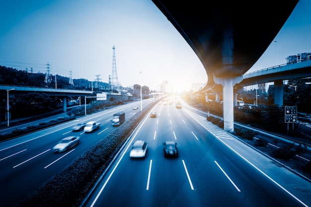 Foto verschwommene bewegung der autobahn gegen den himmel in der stadt