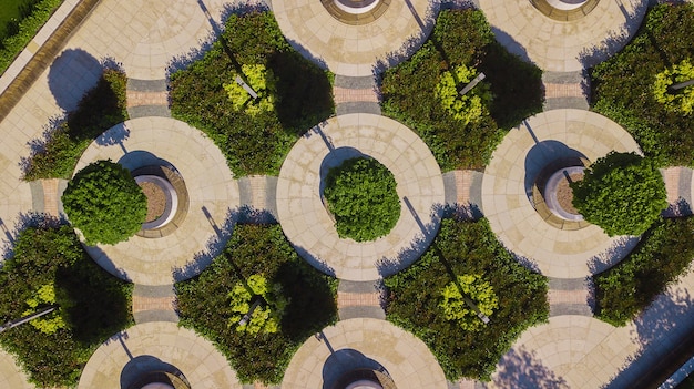 Vertikale Luftaufnahme von oben nach unten und Blick auf den Stadtpark in Krasnodar, Russland