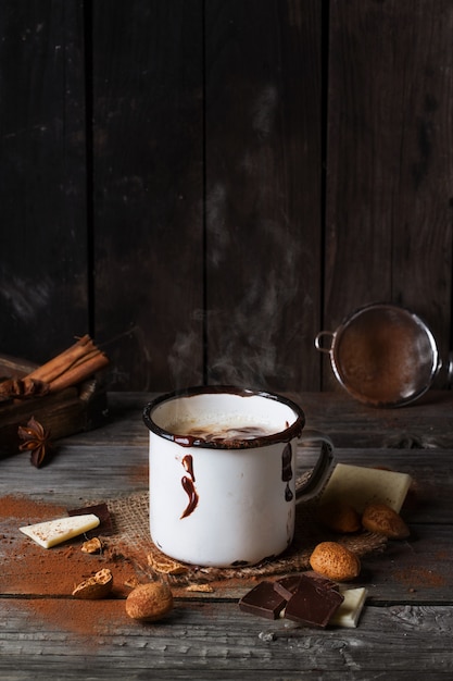 Vintage Becher mit heißer Schokolade