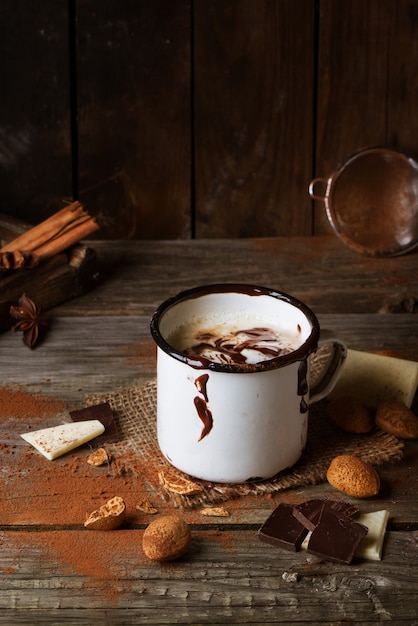 Vintage Becher mit heißer Schokolade