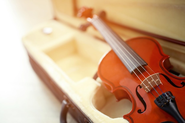 Violino de madeira vintage para música clássica