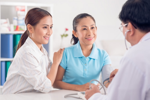 Visitando médico juntos