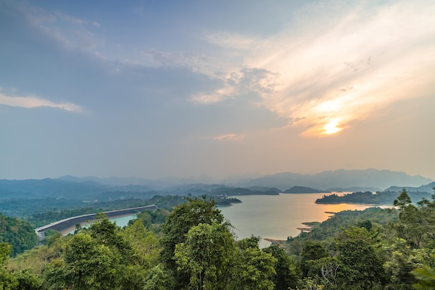 Vista aérea da barragem Ratchaprapha ou conhecida pelos moradores como barragem Cheow Lan em Surat Thani Tailândia