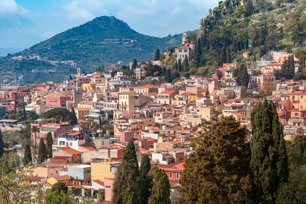 Vista aérea da cidade velha de Taormina em um dia ensolarado no teatro grego antigo, na Sicília, Itália