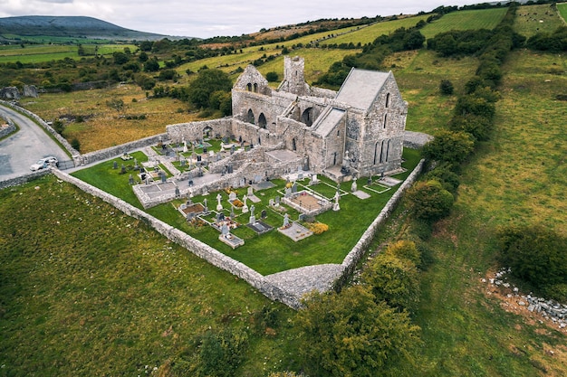 Foto vista aérea das ruínas da abadia de corcomroe e seu cemitério