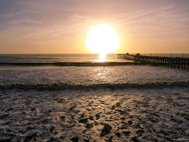 Vista aérea de San Clemente Pier durante o belo pôr do sol na cidade de San Clemente em Orange County