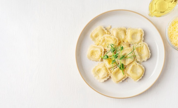 Foto vista aérea de um prato com pasta de ravioli italiana caseira preparada de forma quadrada servida na mesa