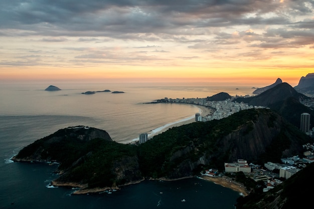 Vista da cidade do Rio de Janeiro do Pão de Açúcar ao pôr do sol, Brasil