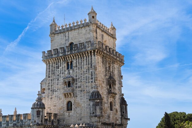 Foto vista da torre de belem na margem do rio tejo, em lisboa, portugal