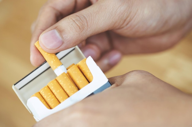 Foto vista de alto ângulo de pessoa removendo cigarro da caixa