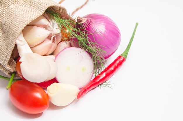 Foto vista de alto ângulo de vegetais em fundo branco