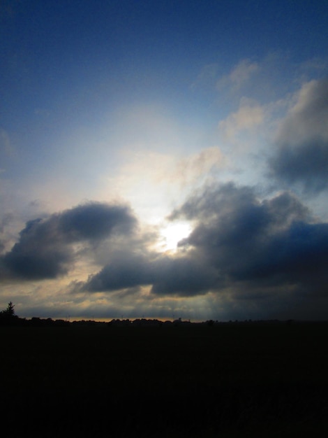 Foto vista de ângulo baixo da paisagem de silhueta contra o céu durante o pôr-do-sol