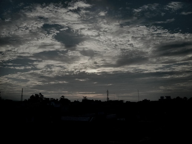 Foto vista de ângulo baixo de árvores em silhueta contra o céu nublado