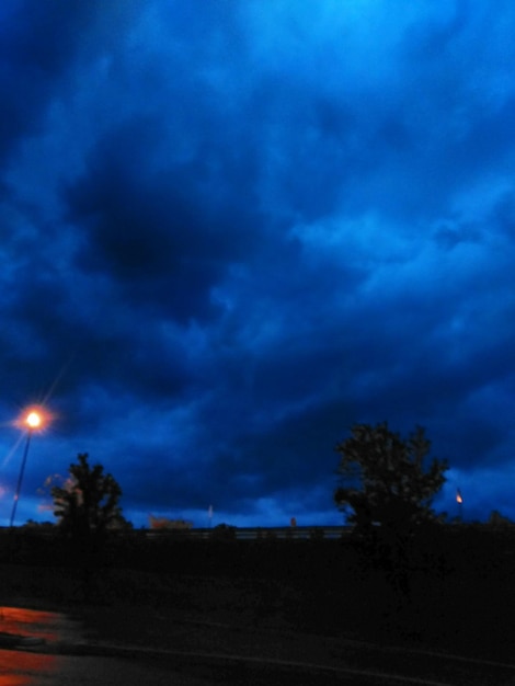 Foto vista de ângulo baixo do céu dramático