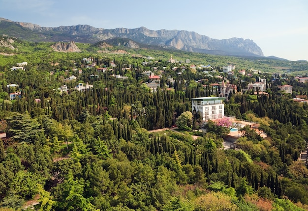 Vista de primavera da cidade de Simeiz (Crimeia, Ucrânia)