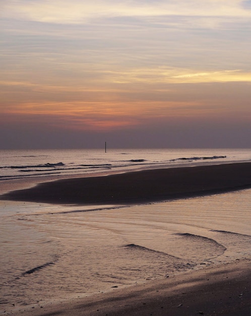 Foto vista panorâmica da praia durante o pôr-do-sol