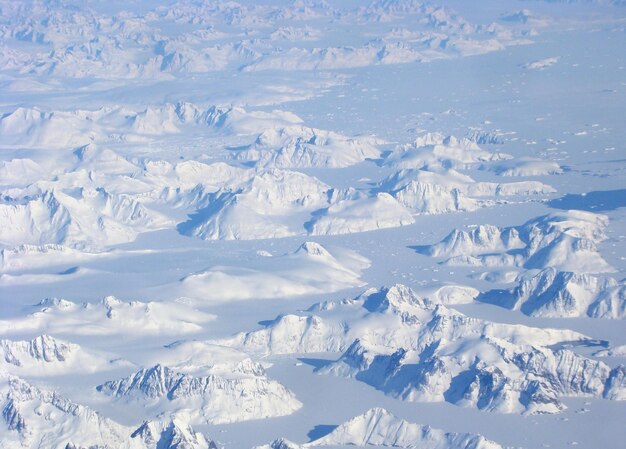 Foto vista panorâmica de montanhas cobertas de neve