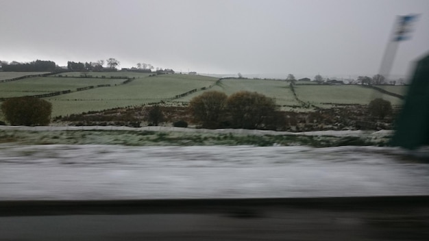 Foto vista panorâmica de um campo contra o céu durante o inverno