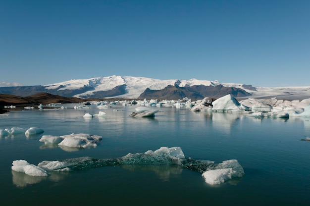 Foto vista panorâmica de um lago congelado contra o céu durante o inverno