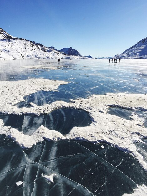 Foto vista panorâmica de um lago congelado contra um céu claro