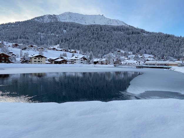 Foto vista panorâmica de um lago congelado por montanhas contra o céu