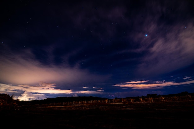 Foto vista panorâmica do dramático céu sobre a terra