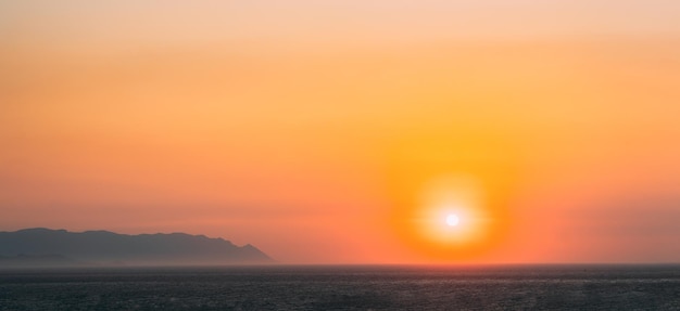 Foto vista panorâmica do mar contra o céu durante o pôr-do-sol