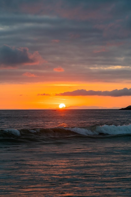 Foto vista panorâmica do mar contra o céu durante o pôr-do-sol