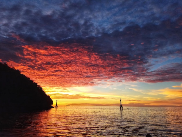 Foto vista panorâmica do mar contra o céu laranja