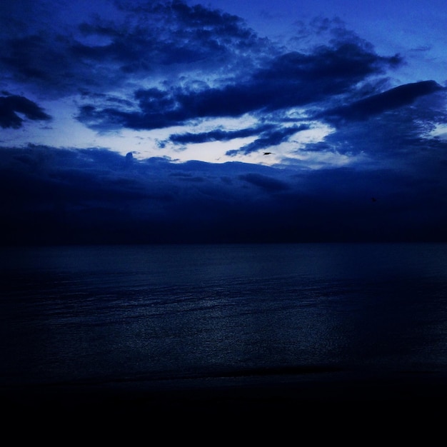 Foto vista panorâmica do mar contra o céu nublado