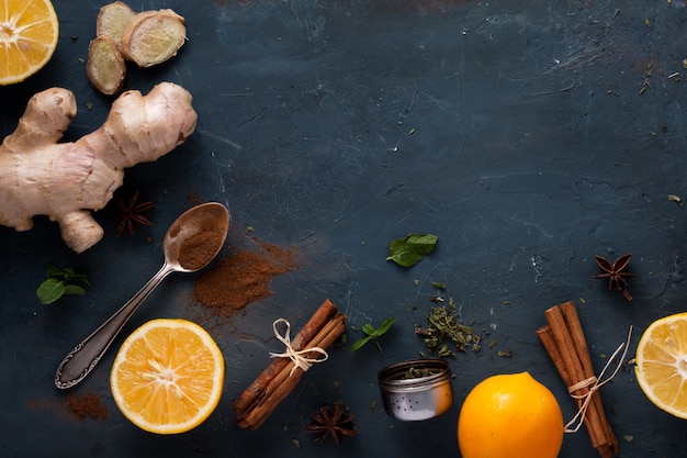 Vista superior de gengibre com paus de canela e laranja