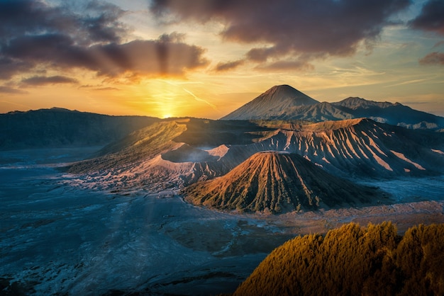 Vulcão Monte Bromo (Gunung Bromo) ao nascer do sol no Parque Nacional Bromo Tengger Semeru, Java Oriental, Indonésia.