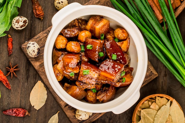 Wachteleier Eintopf mit Schweinebauch (chinesisches Essen)