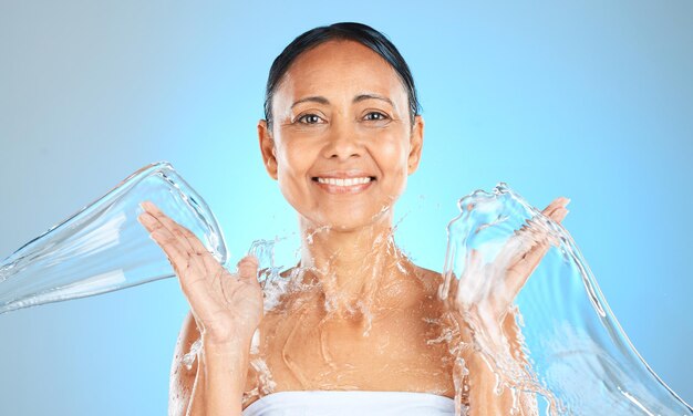 Wasserspritzer Frau und Schönheit Porträt auf blauem Hintergrund Hautpflege oder Gesichts-Wellness Körperpflege und Dusche Reinigung und Körperpflege Reifer Studiomodell-Wasserstrom und ästhetische Flüssigkeitszufuhr