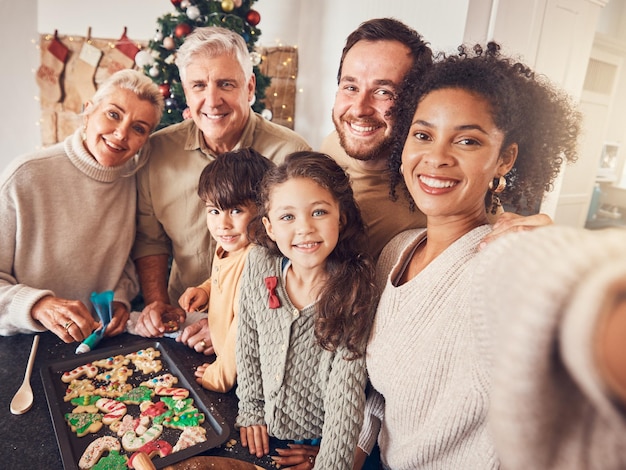 Weihnachtsporträt und Selfie einer Familie, die in der heimischen Küche Kekse kocht und gemeinsam Weihnachtsessen backt, und ein glückliches Gesicht von Großeltern, Kindern und gemischtrassigen Eltern mit einem Bild im Urlaub