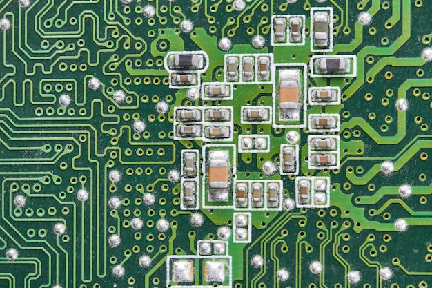 Foto widerstände kondensatoren transistoren auf einer elektronischen computer-leiterplatte