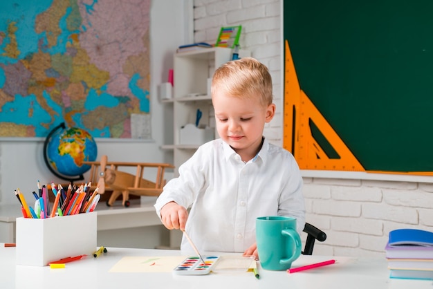 Zurück zur Schule Schulinnenräume Schulkinder gegen grüne Tafel Individuelle Nachhilfe Bildung Kinder lernen Grundschule