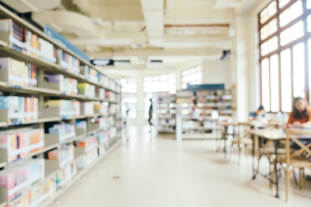 Foto gratuita sfocatura astratta e libreria di libri defocused in libreria