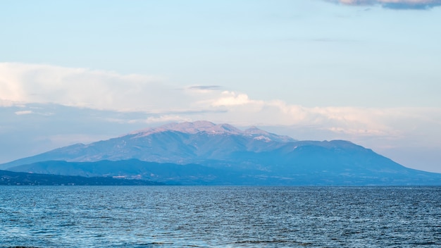 Free photo aegean sea and a mountain visible in the distance in greece