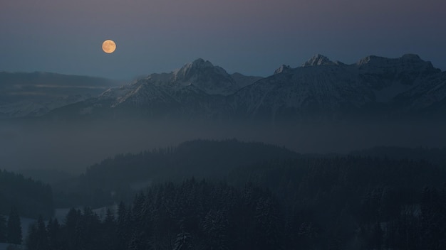 무료 Photo 보름달을 보는 산의 항공 사진