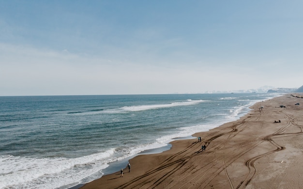 Free photo aerial shot of the beautiful shoreline and the sandy beach and amazing sky