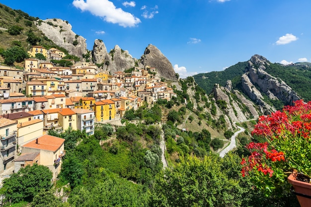 Foto gratuita ripresa aerea di castelmezzano, basilicata, italy