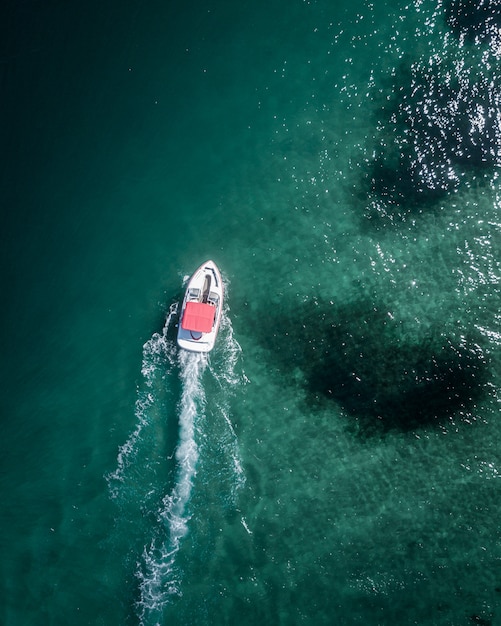 Foto gratuita ripresa aerea di un motoscafo che si muove in avanti nel mare