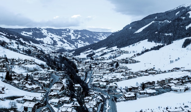 Foto gratuita ripresa aerea di una località di snowboard nella neve sotto la luce del sole