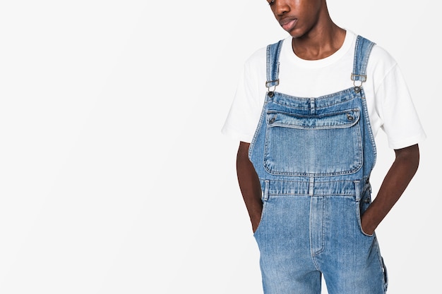 Foto gratuita ragazzo adolescente afroamericano in salopette di jeans streetwear servizio di abbigliamento