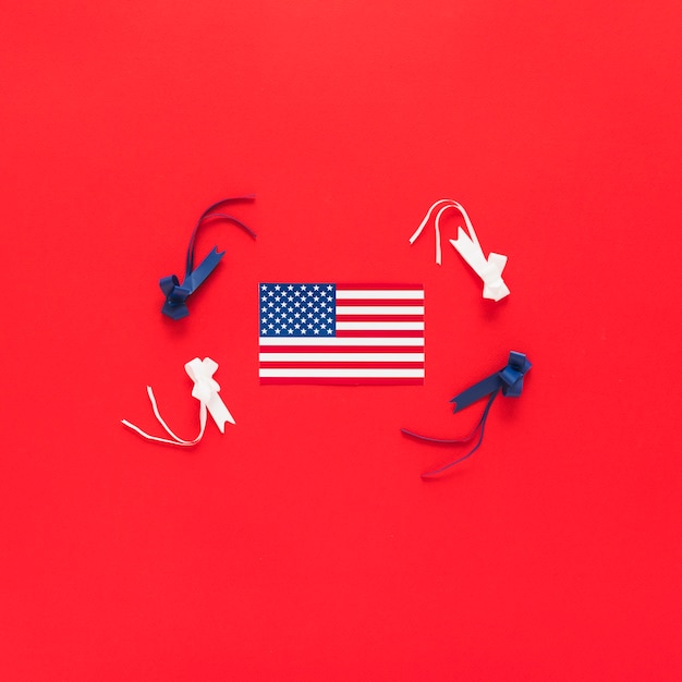 Free photo american flag with ribbons in red background