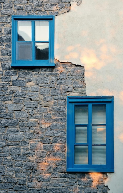 Free photo ancient window of old building in quebec city