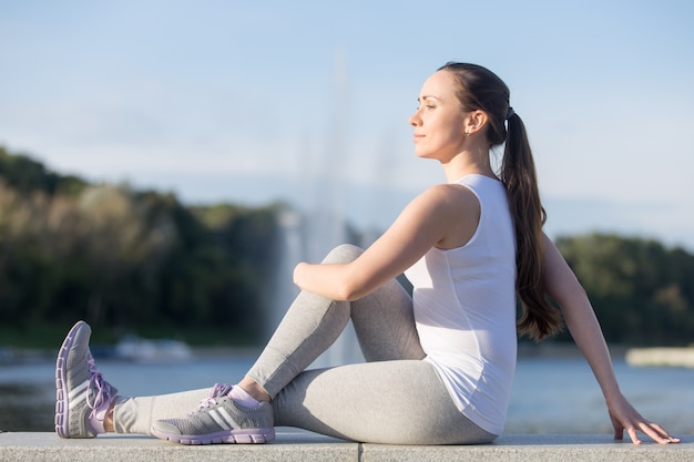 Foto gratuita ardha matsyendrasana posa