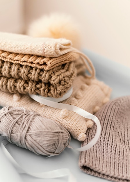 Free photo arrangement with knitted clothes